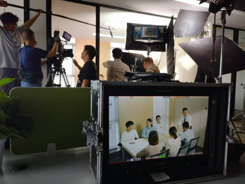 新野县TVC拍摄公司：科技产品视觉化大师，诠释未来感与功能美学